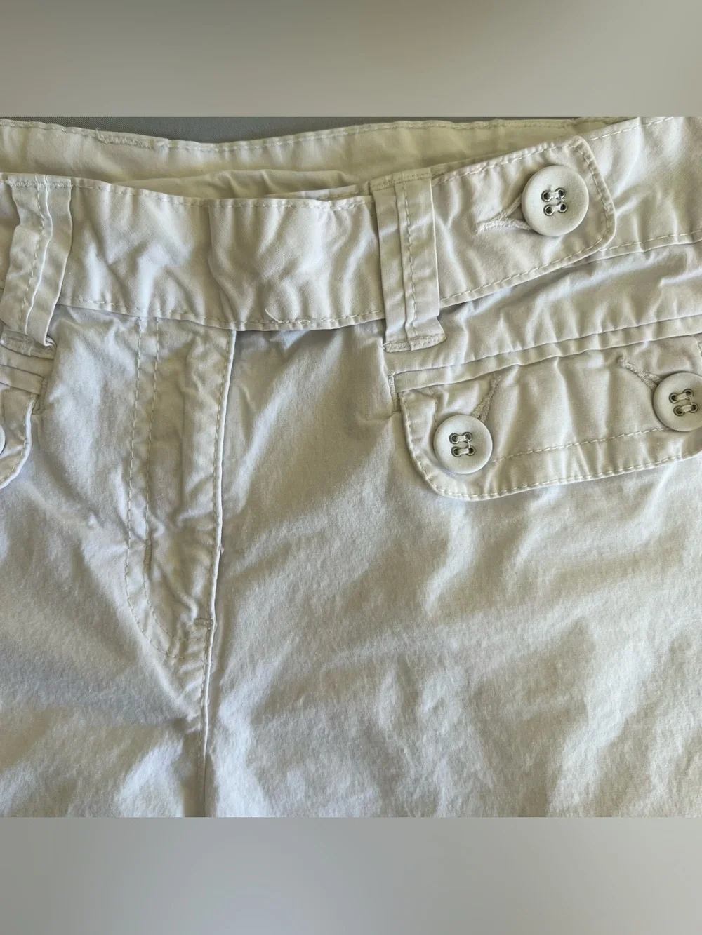 Petite Sophisticate White Capris with Button Flaps - Size 6P